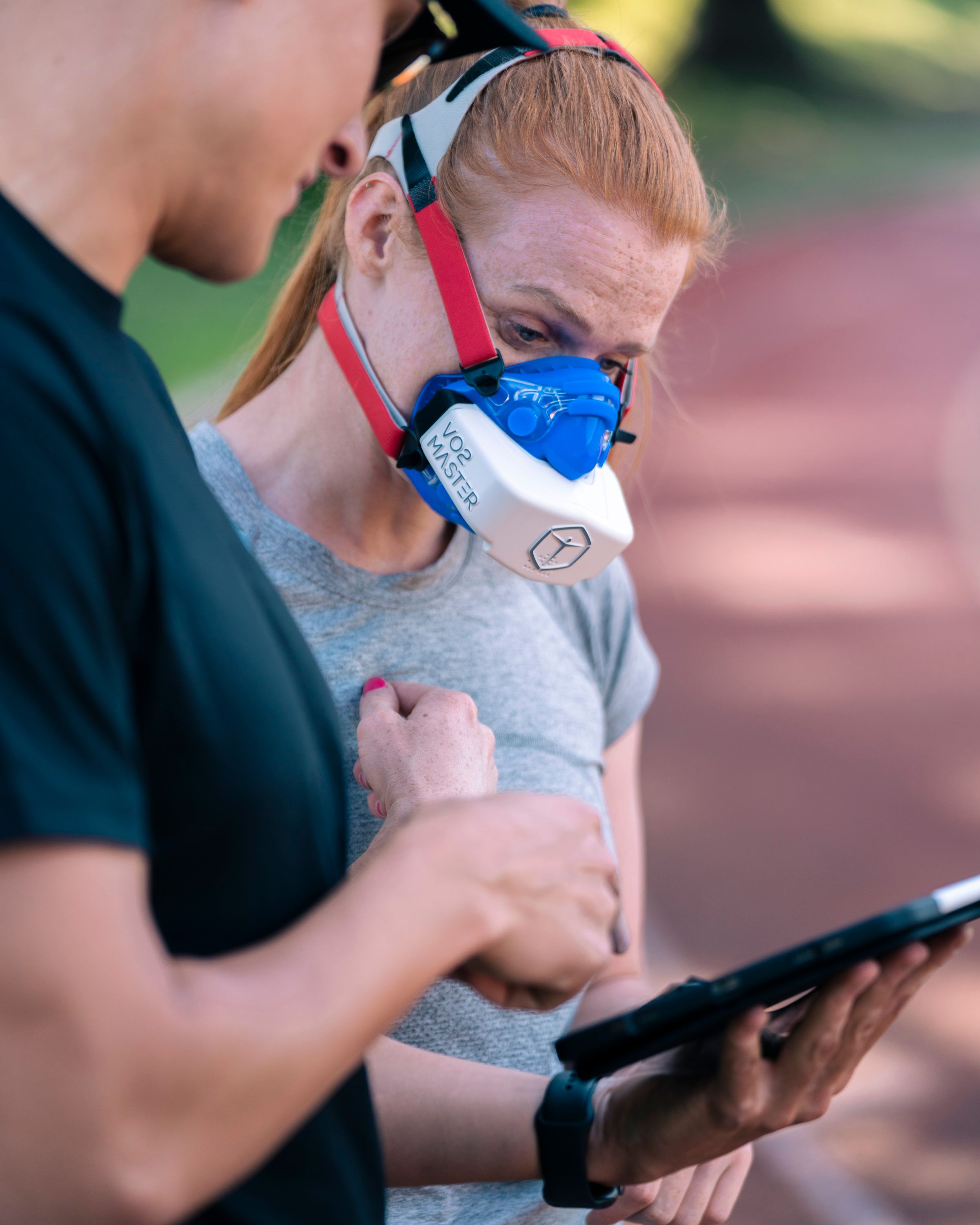 Coach revisando datos de rendimiento con atleta